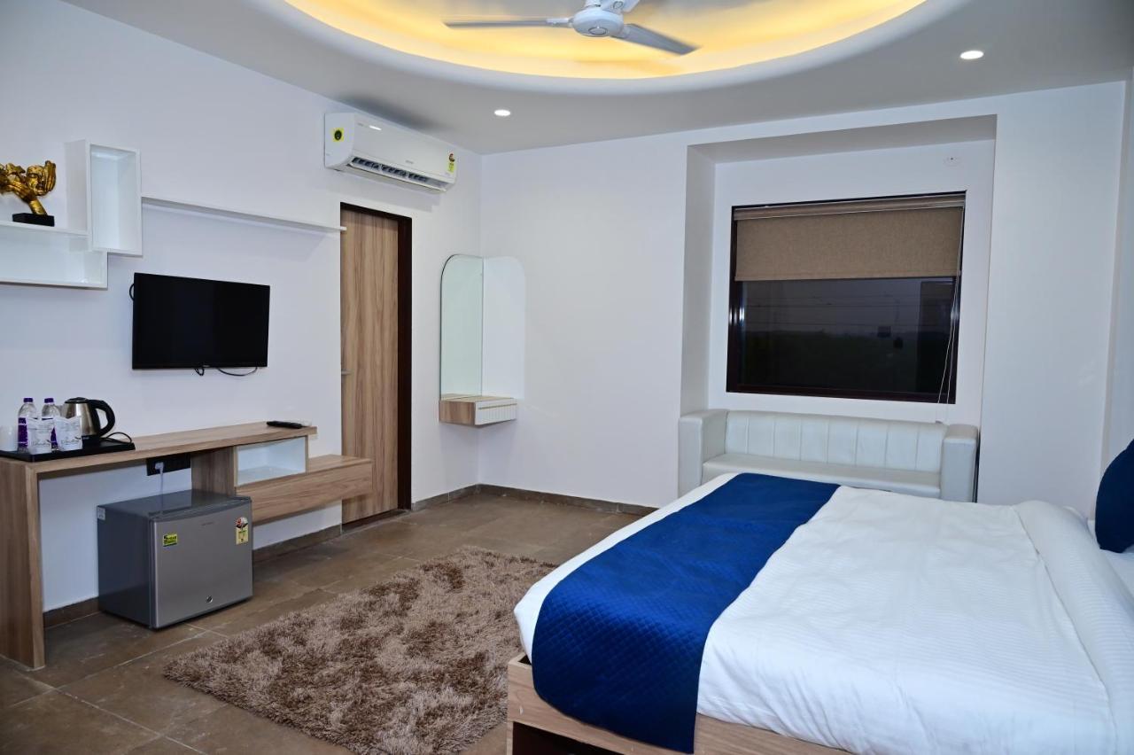 The Dwelling Inn Greater Noida Eksteriør bilde